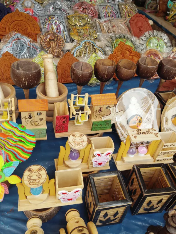Multicolour_Wood,_Coconut_Shell_Decorative_Craft_Collection_For_Indoor