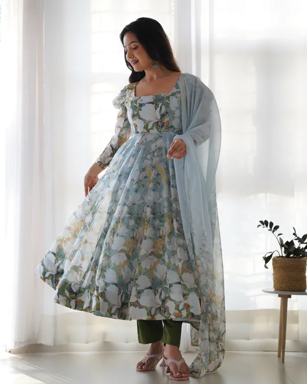 Green_Heavy_Pure_Soft_Organza_Silk_Floral_Print_Kurta_Set_For_Women