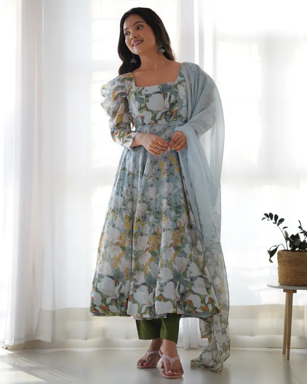Green_Heavy_Pure_Soft_Organza_Silk_Floral_Print_Kurta_Set_For_Women