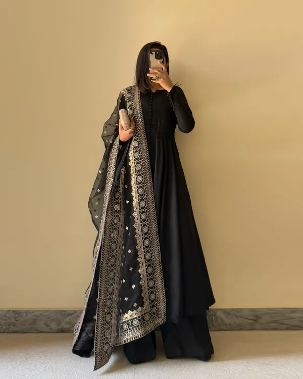 Black_Pure_Fox_Georgette_Kurta_Set_For_Women