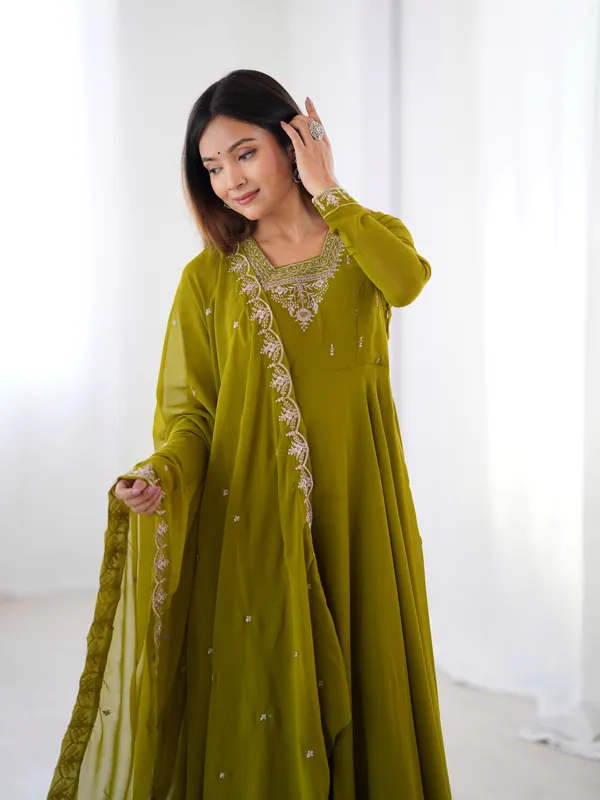 Mehndi_Green_Heavy_Pure_Soft_Fox_Georgette_Kurta_Set_For_Women