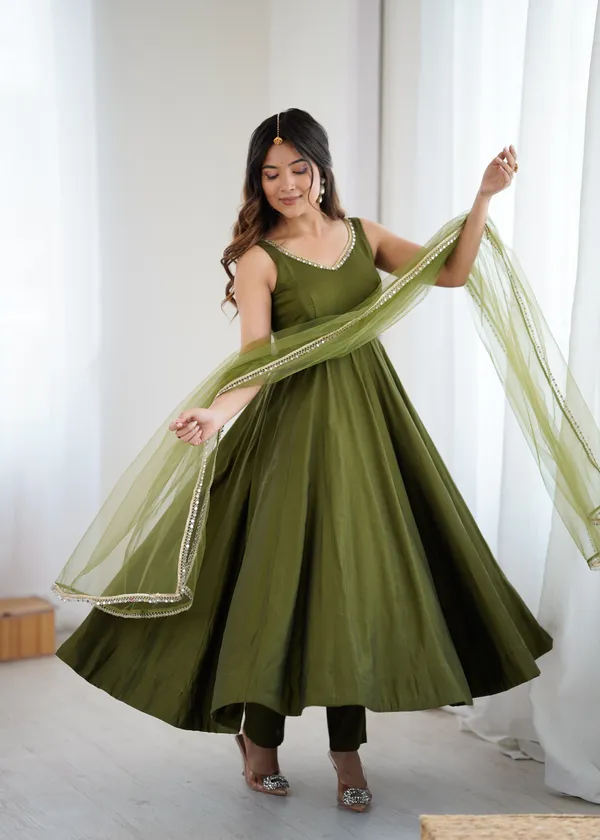 Mehndi_Heavy_Pure_Roman_Silk_Chanderi_Fabric_Kurta_Set_For_Women