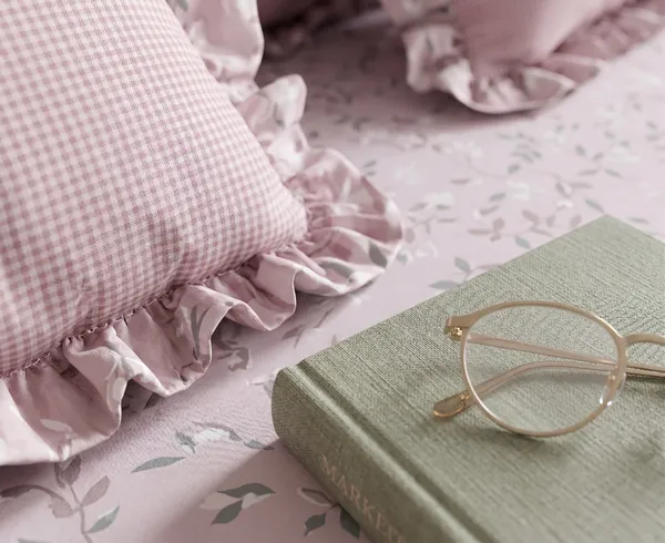 Dreamy_Pink_Floral_Frill_King_size_Bedsheet_Set-_with_filled_cushions