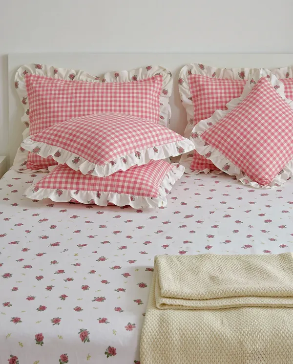 Gulab_Gingham_Frills_Bedsheet_set_-_with_2_Cushions