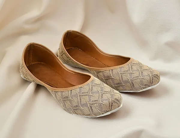 Dust_White_Sparkle_Faux_Leather_Jutti_For_Women_&_Girls