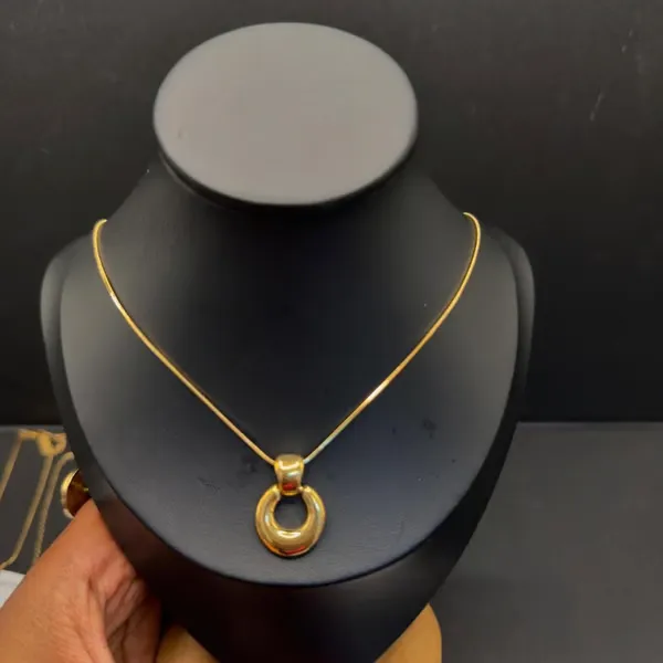 Gold_Oval_Hollow_Circle_Necklace_For_Women