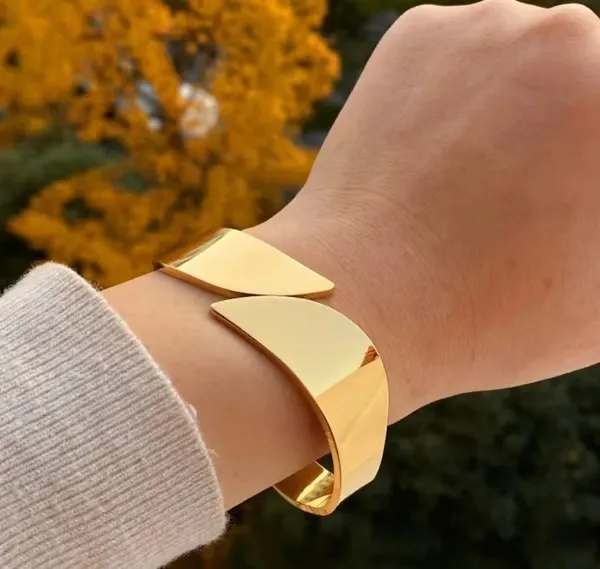 Gold_Traditional_Geometric_Bracelet_For_Women