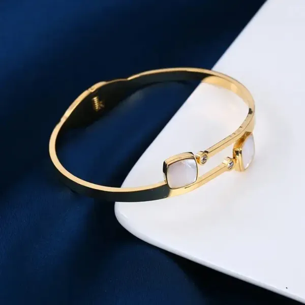 Gold_Elegant_Traditional_Bangle_Bracelet_For_Women