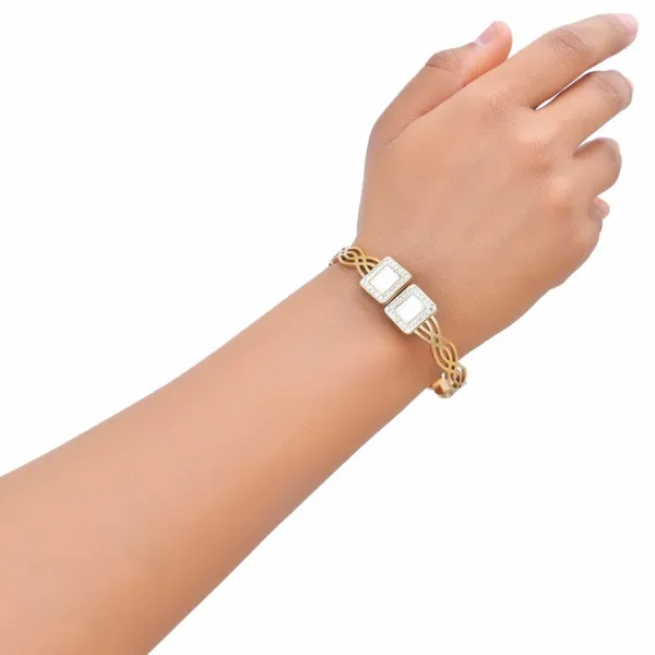 Gold_Traditional_Diamond_Bracelet_For_Women