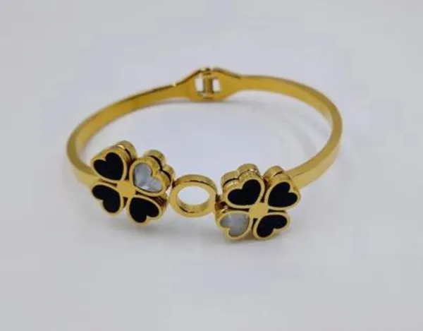 Gold_Plated_Traditional_Clover_Bracelet_For_Women