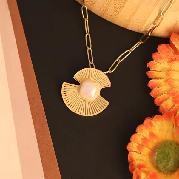 Gold_Elegant_Pendant_Necklace_For_Women