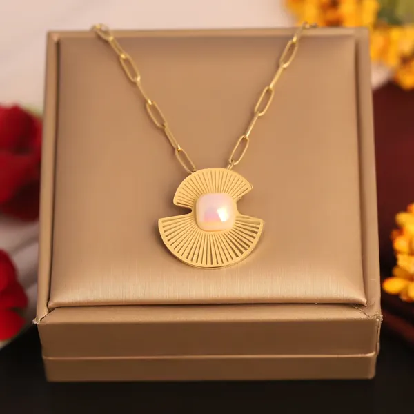 Gold_Elegant_Pendant_Necklace_For_Women