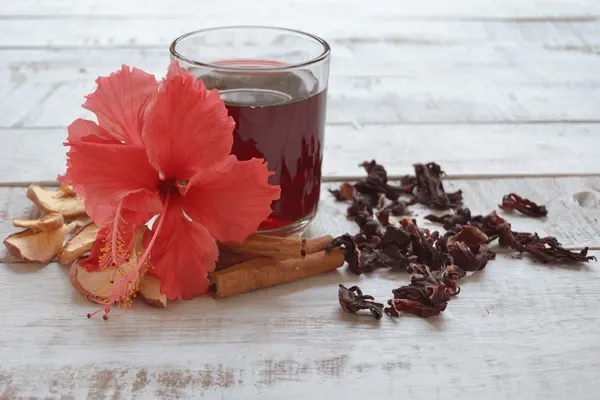 Hibiscus_Cinnamon_Clove_Tea