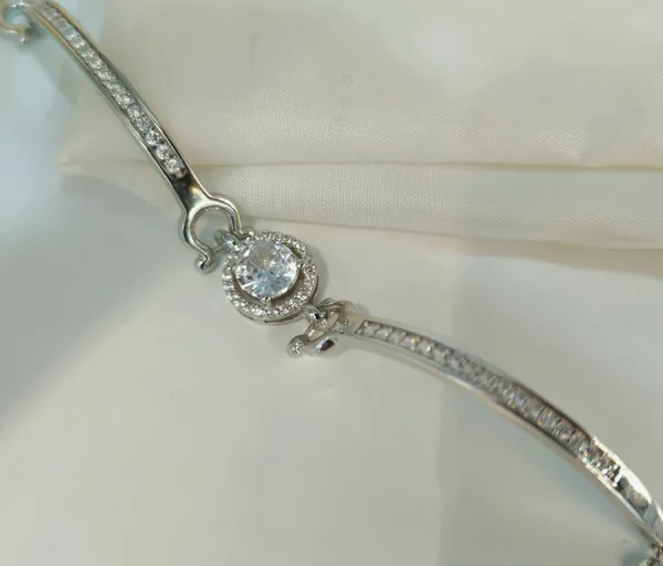 Classic_Solitaire_Halo_Bracelet