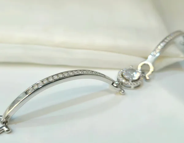 Classic_Solitaire_Halo_Bracelet