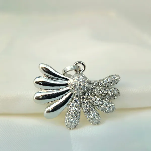 Asymmetrical_Daisy_Pendant_Set