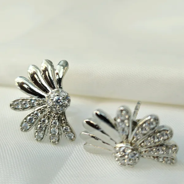 Asymmetrical_Daisy_Pendant_Set