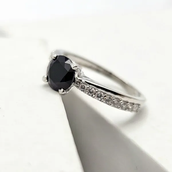 Black_Gemstone_Solitaire_Ring_With_A_Pave_Band