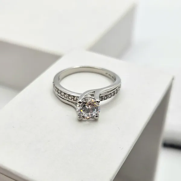 Round-Cut_Solitaire_Engagement_Ring_With_A_Channel-Set_Band