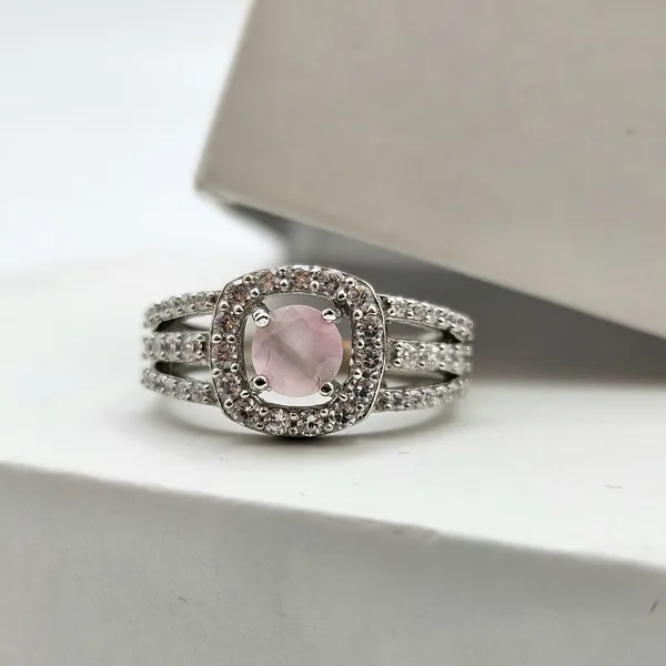 Halo_Ring_With_A_Split_Shank_Band