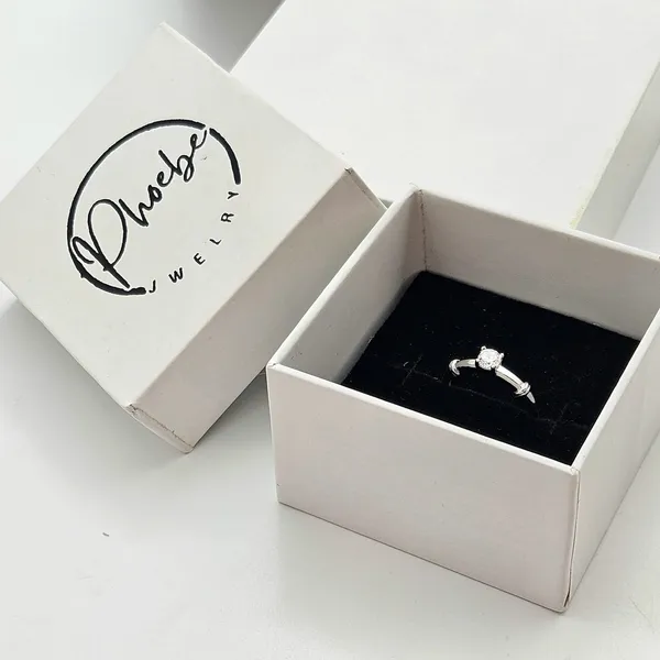 Solitaire_Ring_With_A_Distinctive_Wrapped_Shoulder_Design
