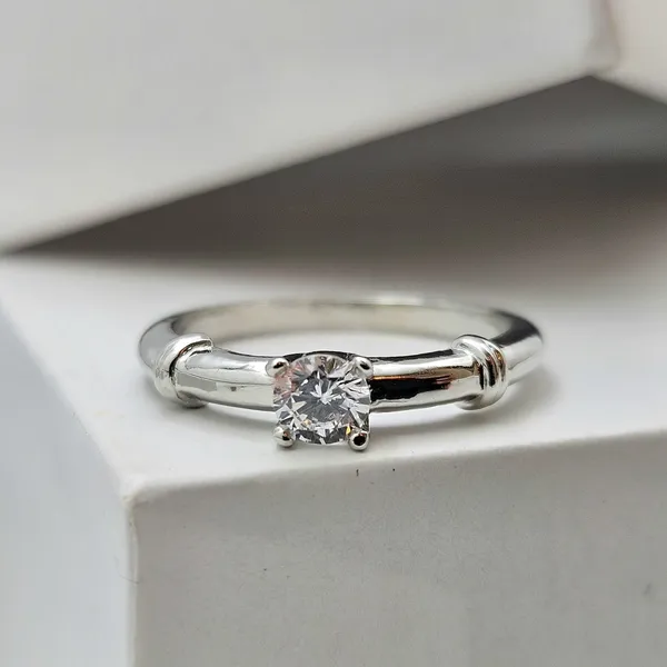 Solitaire_Ring_With_A_Distinctive_Wrapped_Shoulder_Design