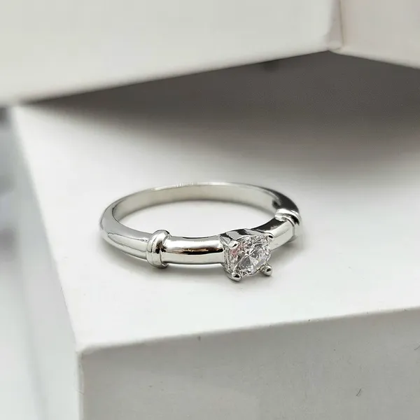 Solitaire_Ring_With_A_Distinctive_Wrapped_Shoulder_Design