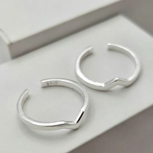 Sterling_Silver_V-Shaped_Toe_Ring