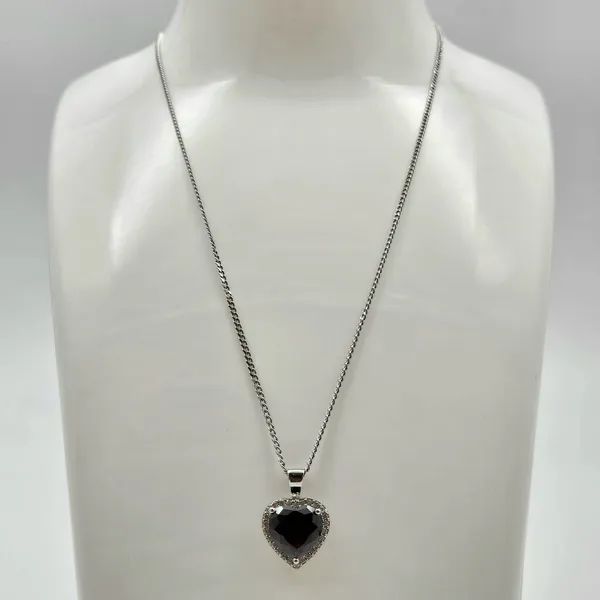 The_Crimson_Heart_Locket_With_Chain