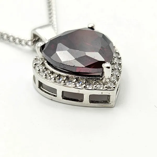 The_Crimson_Heart_Locket_With_Chain