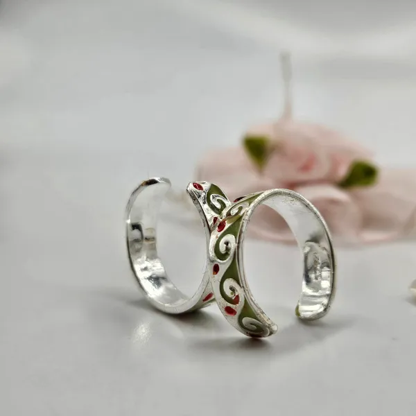 Green_And_Red_Enamel_Scrollwork_Toe_Ring