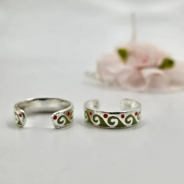Green_And_Red_Enamel_Scrollwork_Toe_Ring