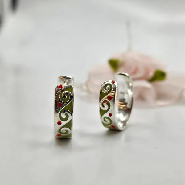 Green_And_Red_Enamel_Scrollwork_Toe_Ring