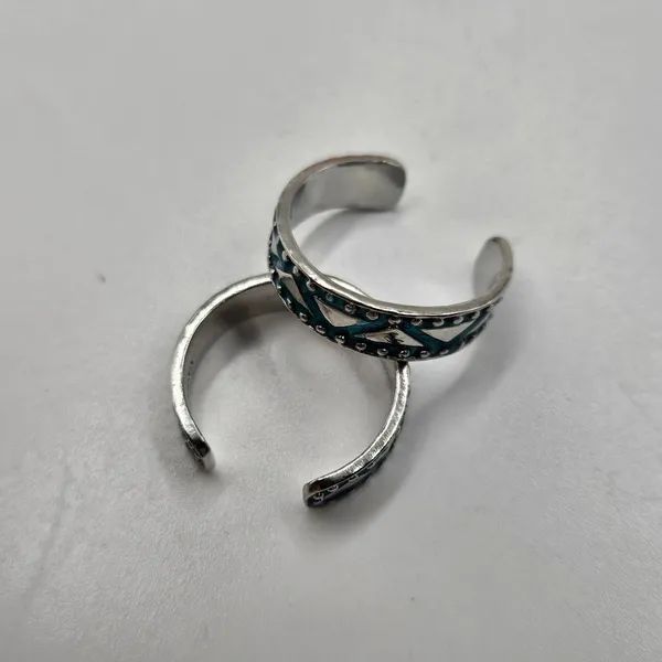 A_Turquoise_Tribal_Pattern_Toe_Rings