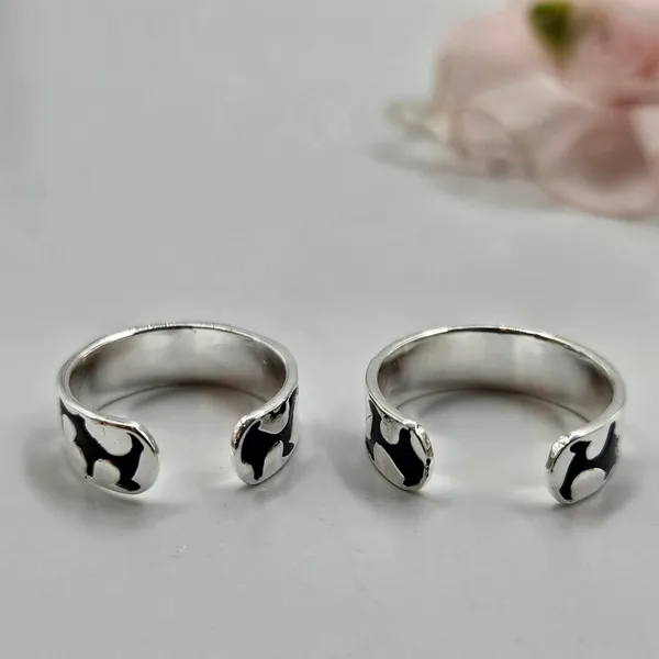 Sterling_Silver_Toe_Rings_With_A_Black_Abstract_Pattern