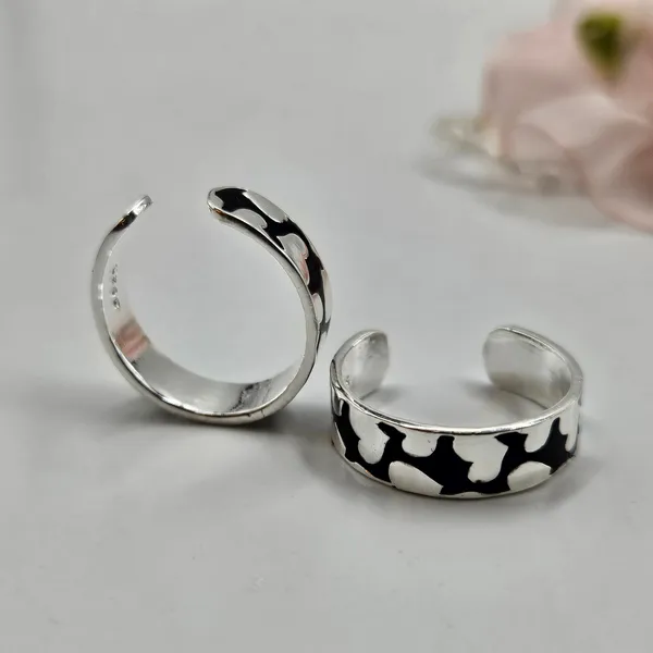 Sterling_Silver_Toe_Rings_With_A_Black_Abstract_Pattern