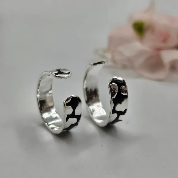 Sterling_Silver_Toe_Rings_With_A_Black_Abstract_Pattern
