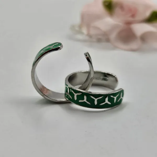 Silver_Toe_Ring_With_A_Green_Enamel_Vine