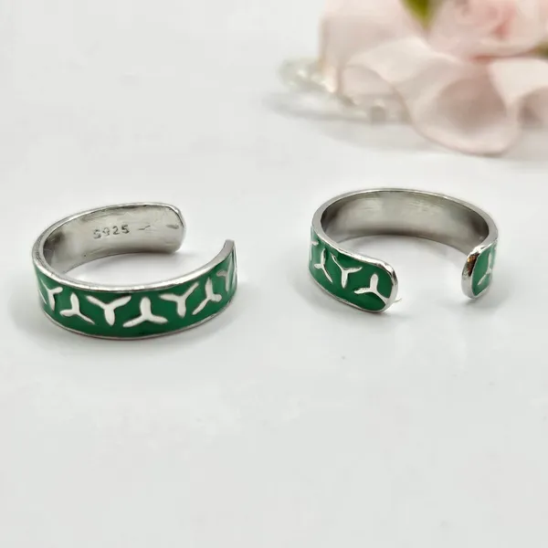 Silver_Toe_Ring_With_A_Green_Enamel_Vine