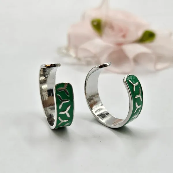 Silver_Toe_Ring_With_A_Green_Enamel_Vine