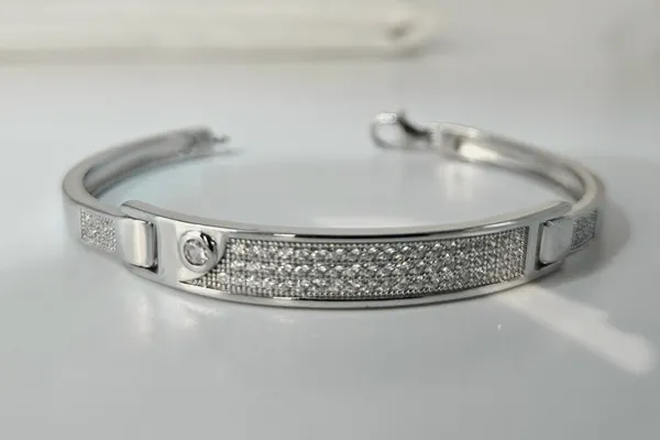 Modern_Screw-Motif_Cuff_Bracelet