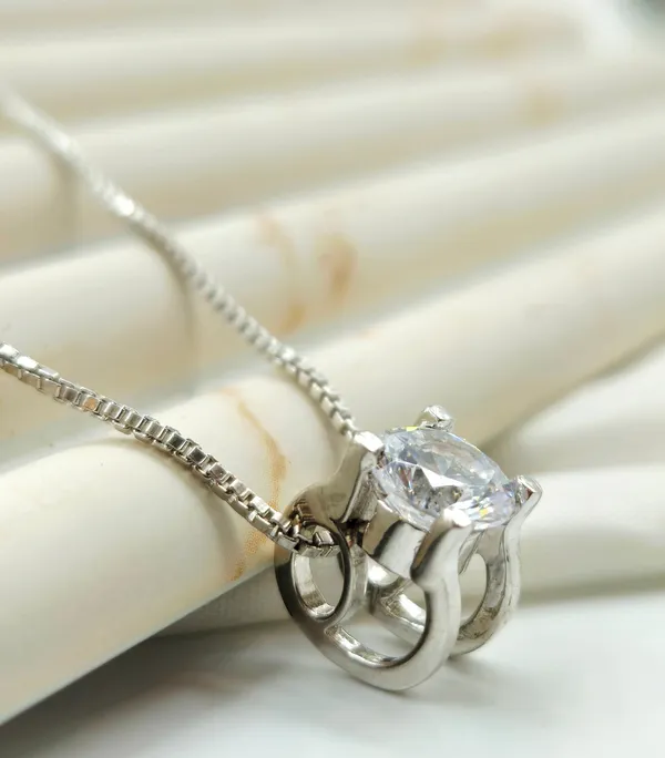Silver_Crown_Setting_Solitaire_Pendant