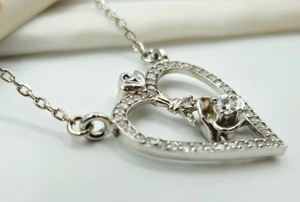 Silver_Sideways_Heart_Pendant_With_Rose_Solitaire