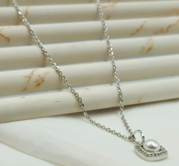 Classic_Cushion_Halo_Pearl_Pendant