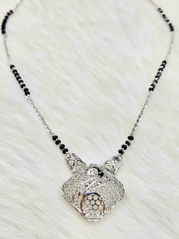 Silver-Lated_Mangalsutra_With_A_Contemporary_Pendant