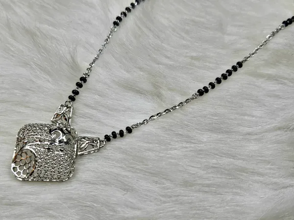 Silver-Lated_Mangalsutra_With_A_Contemporary_Pendant