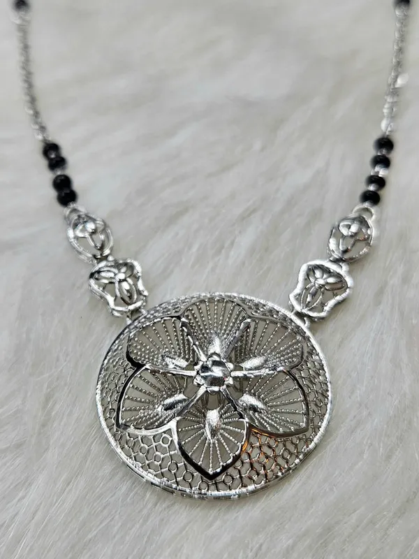 Contemporary-Style_Silver_Mangalsutra