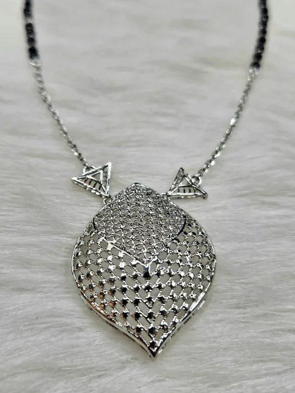 Silver-Toned_Geometric_Jaali_Pendant_Mangalsutra