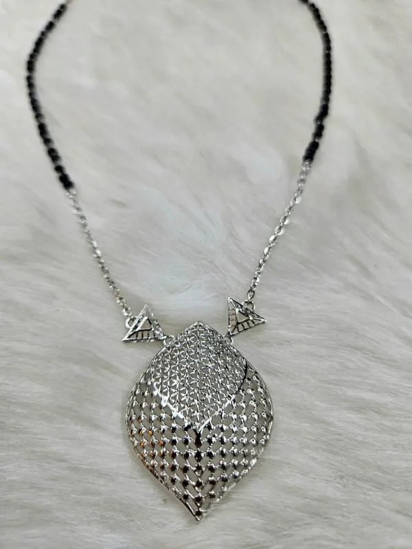 Silver-Toned_Geometric_Jaali_Pendant_Mangalsutra
