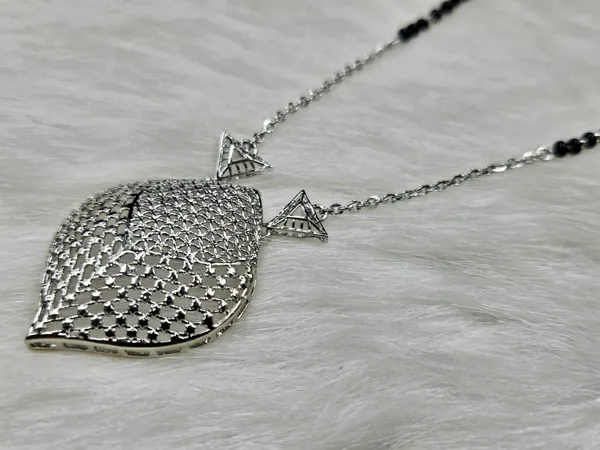 Silver-Toned_Geometric_Jaali_Pendant_Mangalsutra